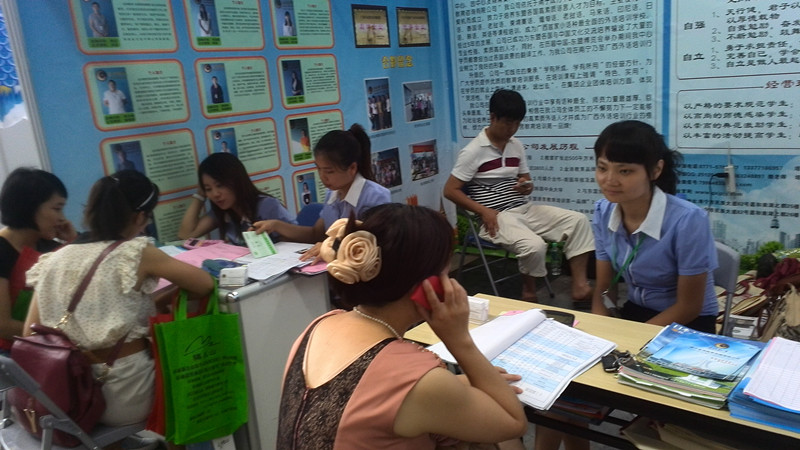 金沛教育工作人員為意向?qū)W員解答疑問 金沛教育工作人員為意向?qū)W員解答疑問