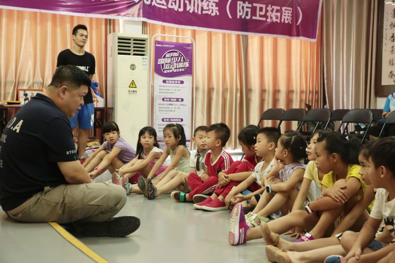 少兒安全防衛(wèi)專家為金沛教育小學(xué)員進(jìn)行防衛(wèi)拓展訓(xùn)練 少兒安全防衛(wèi)專家為金沛教育小學(xué)員進(jìn)行防衛(wèi)拓展訓(xùn)練