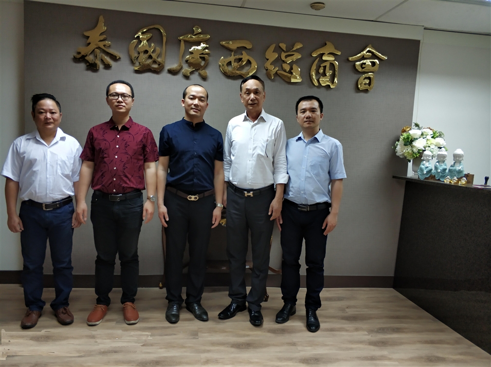 從左往右依次為國(guó)際部合伙人林健偉先生（左一），國(guó)際部總監(jiān)吳琪先生（左二），執(zhí)行董事粟宥朝先生（左三），商會(huì)主席李宇明（右二），國(guó)際部合伙人黃文超先生（右一）