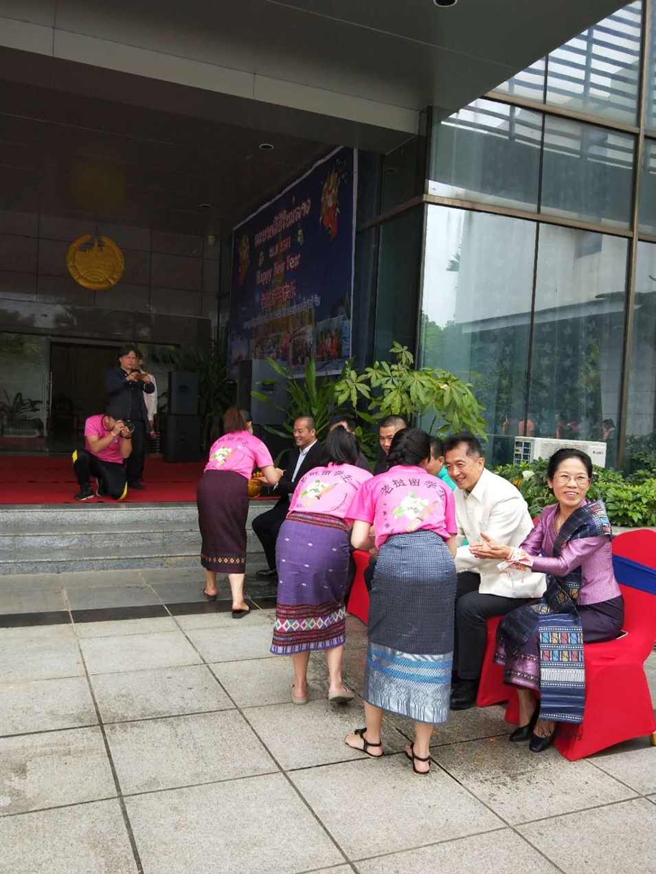 老撾駐廣西留學(xué)生代表將浸有花瓣的香水灑客人的手上，表示對嘉賓的美好祝福（圖二）