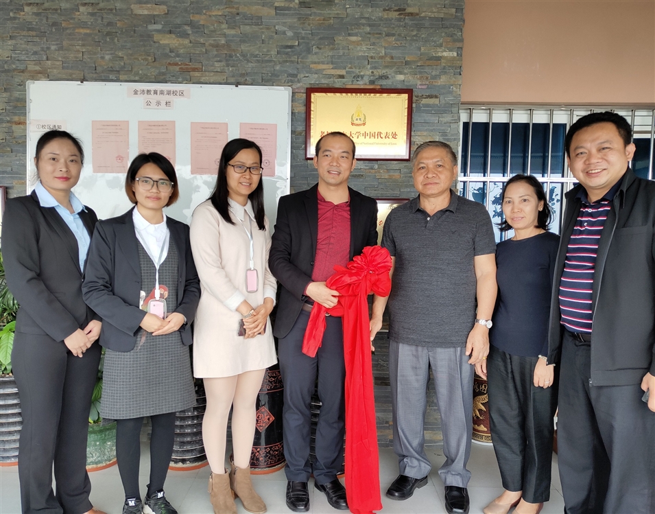 老撾國立大學(xué)校長宋西·諾潘賽（右三）、孔子學(xué)院老方院長陽梅蘭（右二）、老方副院長李建民（右一）與老撾國立大學(xué)中國代表處代表合影