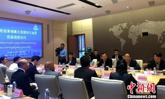 柬埔寨主流媒體采訪團在廣西大學與師生交流。