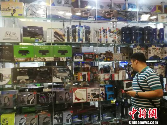 菲律賓統(tǒng)計局(Philippine Statistics Authority)5日發(fā)布10月份全國勞動力調(diào)查報告顯示，2018年10月就業(yè)不足率降至13.3%，而2017年10月為15.9%。圖為馬尼拉馬卡蒂一商場，貨品充足，青年人消費暢旺。 關(guān)向東 攝