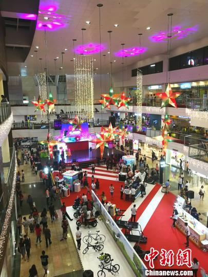 圖為馬尼拉馬卡蒂一商場，開始歲末大促銷，青年人消費暢旺。 關(guān)向東 攝