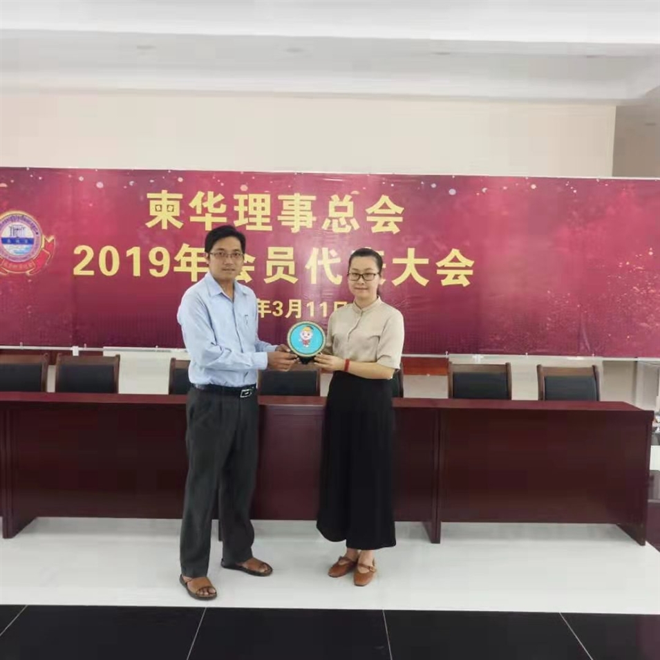 與柬華理事總會鐘耀輝秘書長合影，并交換了紀(jì)念品