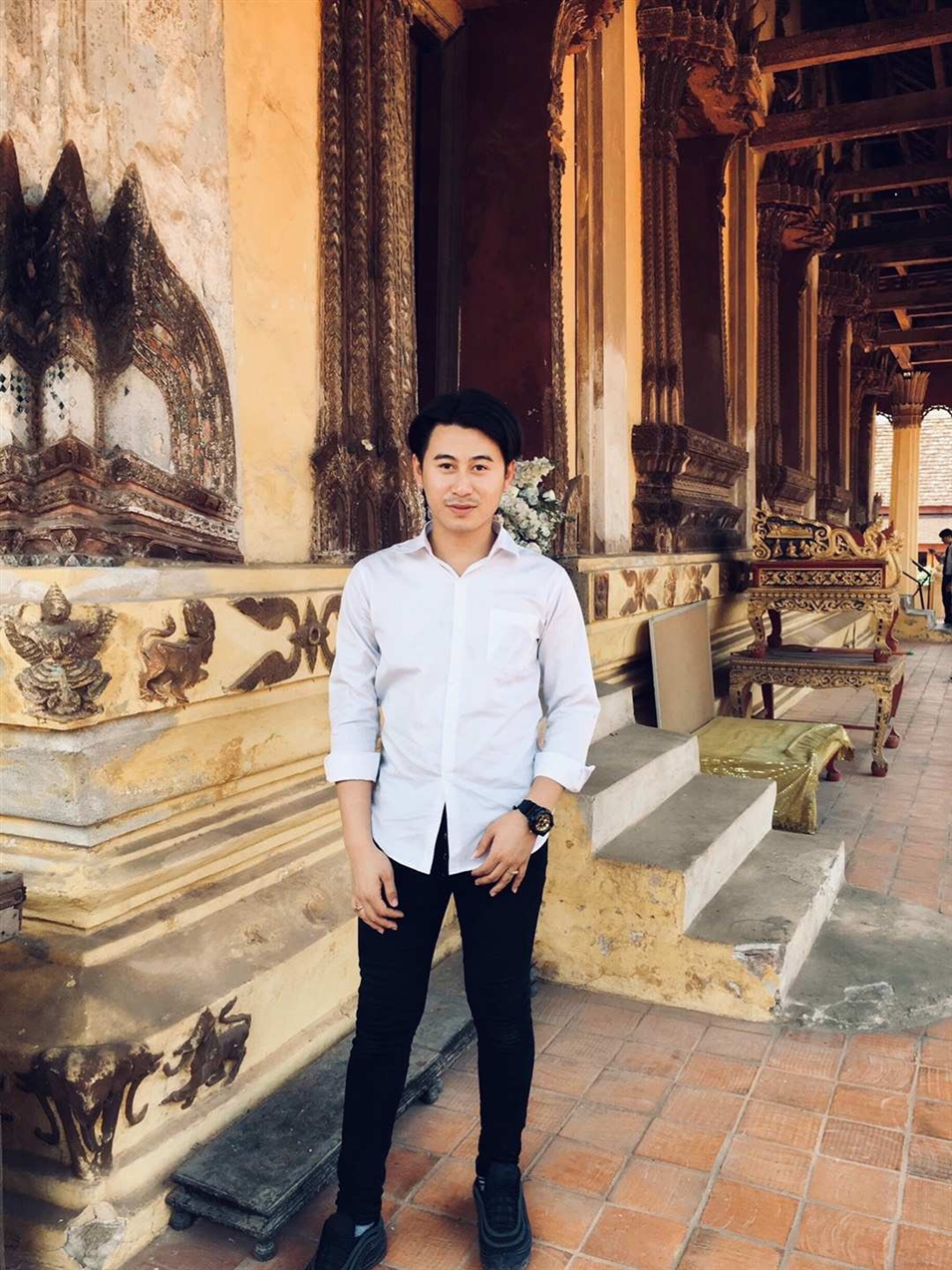 基諾，老撾首都萬象人，老撾國立大學文學院德語系大二學生， 